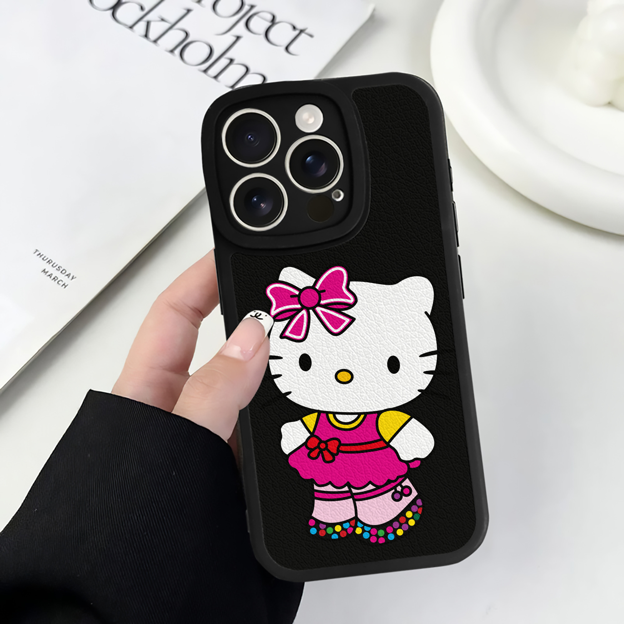 （画像用） Hello Kitty ハローキティ 【iPhone 16シリーズ対応】シリコンスマホケース（レザー調） 材質：シリコン